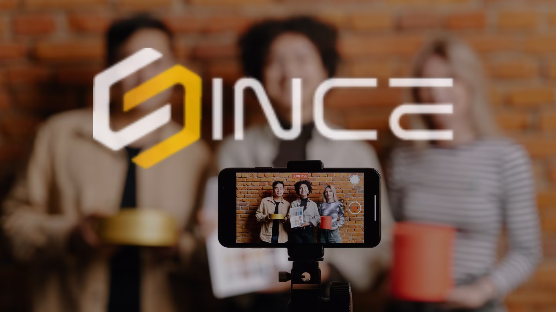 Influencer ecuatoriano creando contenido para marca